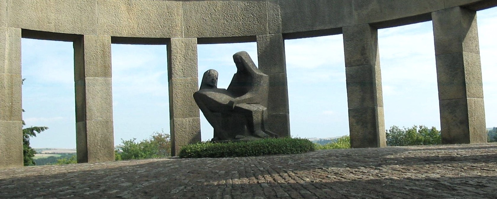 Ehrenfriedhof Daleiden Südeifel, © Tourist-Info Islek Ehrenfriedhof Daleiden Südeifel, © Tourist-Info Islek
