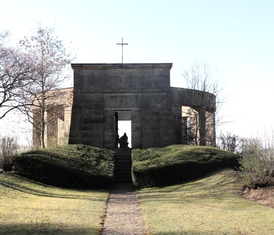 Ehrenfriedhof Daleiden, © Tourist-Info Islek Ehrenfriedhof Daleiden, © Tourist-Info Islek