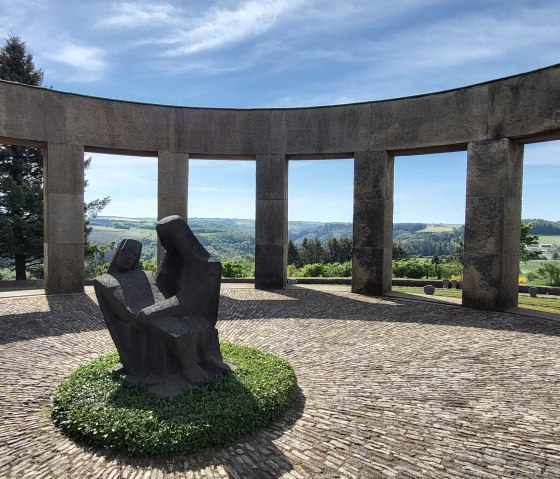Ehrenfriedhof Daleiden, © Tourist-Information Islek Ehrenfriedhof Daleiden, © Tourist-Information Islek