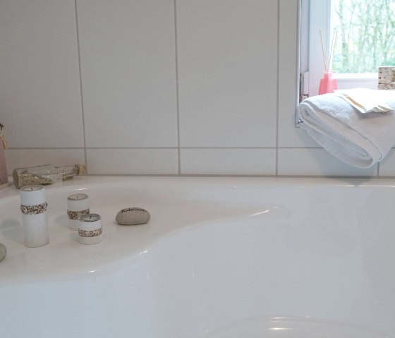 Bad mit Eckbadewanne, © Klaus Theis Bad mit Eckbadewanne, © Klaus Theis