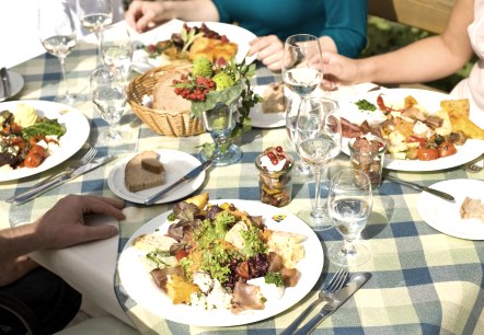 Eifeler Gerichte genießen, © Eifel Tourismus GmbH, D. Ketz Eifeler Gerichte genießen, © Eifel Tourismus GmbH, D. Ketz