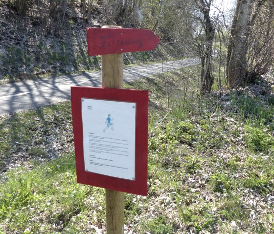 "Hop run" board on the fitness trail, © Tourist-Information Islek "Hop run" board on the fitness trail, © Tourist-Information Islek