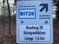 Ein Schild im Wald markiert den Wanderweg BIT20 im Königswäldchen Bitburg. Der Rundweg ist 1,6 km lang und eine Laufrichtung wird empfohlen., © Tourist-Info Bitburger Land Ein Schild im Wald markiert den Wanderweg BIT20 im Königswäldchen Bitburg. Der Rundweg ist 1,6 km lang und eine Laufrichtung wird empfohlen., © Tourist-Info Bitburger Land