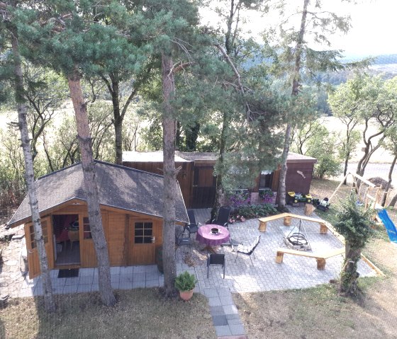 Holzhütte und Grillplatz Holzhütte und Grillplatz