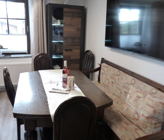 Wohn-/Esszimmer mit großem Fernsehen, © Tourist-Info Islek Wohn-/Esszimmer mit großem Fernsehen, © Tourist-Info Islek