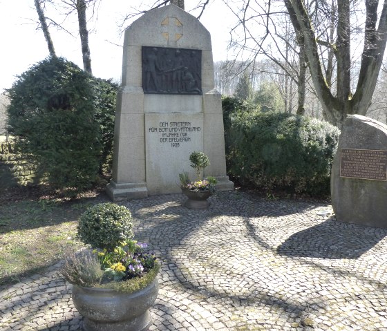 Klöppelkrieg-Denkmal Arzfeld, © Tourist-Information Islek, Ingrid Wirtzfeld Klöppelkrieg-Denkmal Arzfeld, © Tourist-Information Islek, Ingrid Wirtzfeld