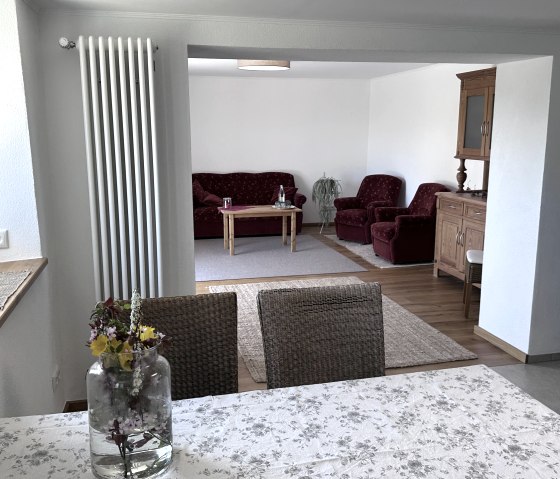 Blick vom Esszimmer ins Wohnzimmer Blick vom Esszimmer ins Wohnzimmer