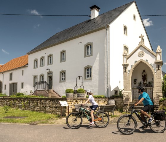Mit den Rad geht es durch idyllische Eifeldörfer, wie hier in Wolsfeld, © Eifel Tourismus GmbH, Dominik Ketz Mit den Rad geht es durch idyllische Eifeldörfer, wie hier in Wolsfeld, © Eifel Tourismus GmbH, Dominik Ketz