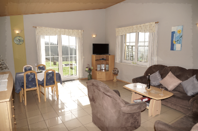 Waldbungalow Wohnzimmer, © Gerta Zwicker Waldbungalow Wohnzimmer, © Gerta Zwicker