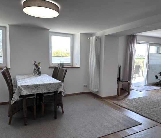 Geräumiger Esstisch Geräumiger Esstisch