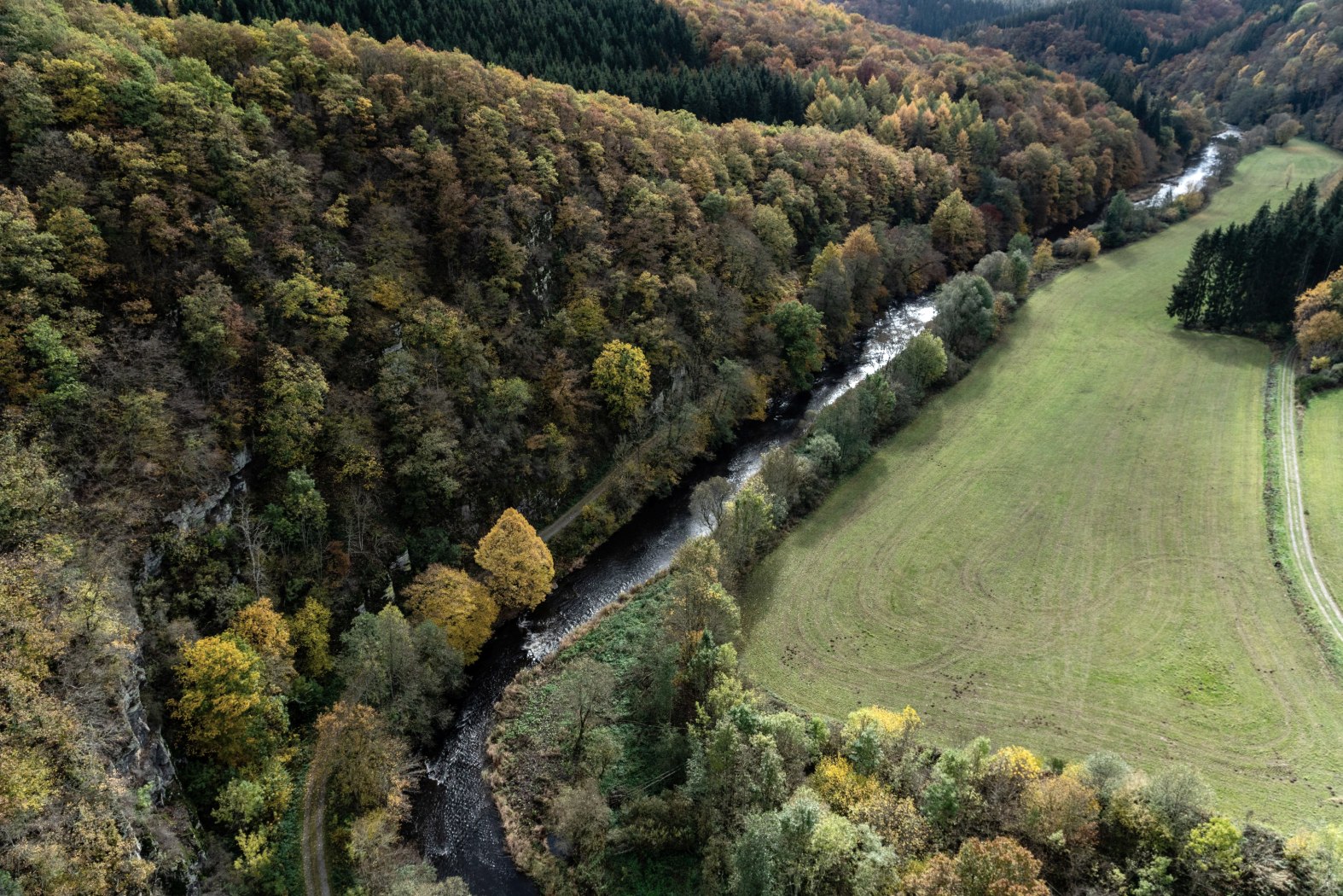 Ourtal im Herbst, © ZV Naturpark Südeifel Philipp Köhler Ourtal im Herbst, © ZV Naturpark Südeifel Philipp Köhler