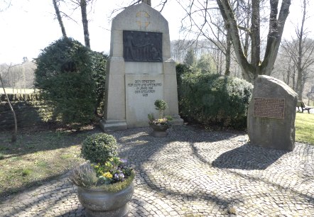 Klöppelkrieg-Denkmal Arzfeld, © Tourist-Information Islek, Ingrid Wirtzfeld Klöppelkrieg-Denkmal Arzfeld, © Tourist-Information Islek, Ingrid Wirtzfeld