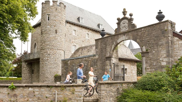 Familie mit Fahrrädern vor dem Töpfermuseum Raeren.