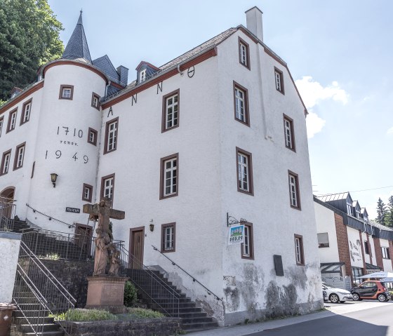 Historisches Geb&auml;ude mit der Aufschrift '1710' und '1949', dient als Naturkundemuseum. Wei&szlig;e W&auml;nde, rote Fensterrahmen, Treppe und Statue im Vordergrund., &copy; Jochen Hank