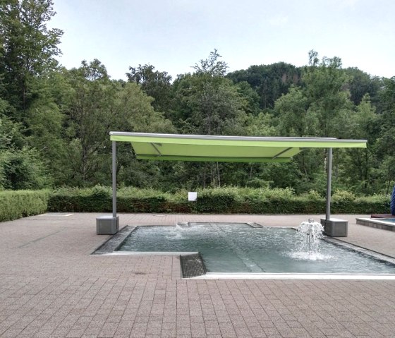 Markise Planschbecken, &copy; VG Arzfeld. S. Schwickerath