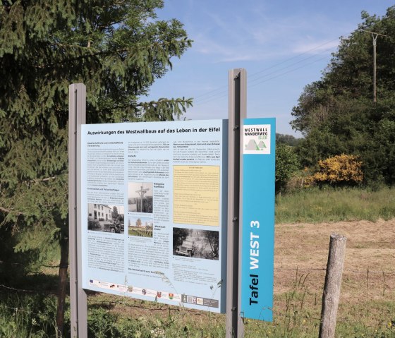 Informatiebord over de Westwall wandelroute, &copy; Tourist-Information Islek