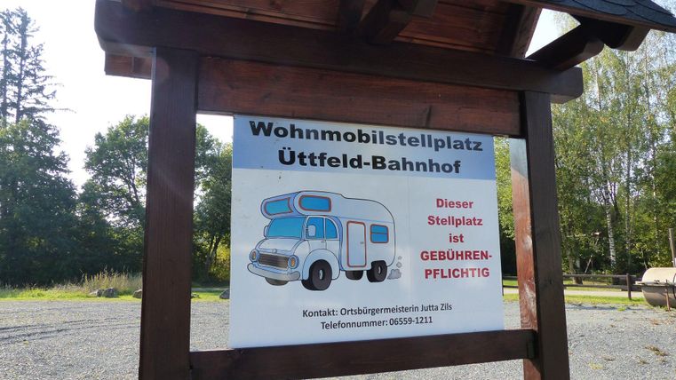 Ein Schild für einen Wohnmobilstellplatz am Üttfeld-Bahnhof. Der Platz ist gebührenpflichtig.