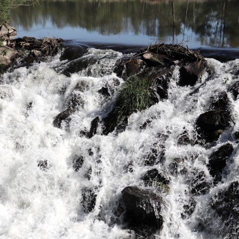 Stausee mit kleinem Wasserfall, © Tourist-Information Islek