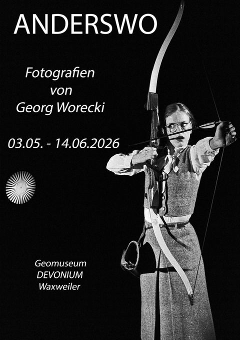 Ein Plakat für eine Fotoausstellung mit dem Titel "Zuhause". Es zeigt einen Wald und Menschen, die miteinander interagieren, und kündigt die Eröffnung am 5. Oktober 2025 an.