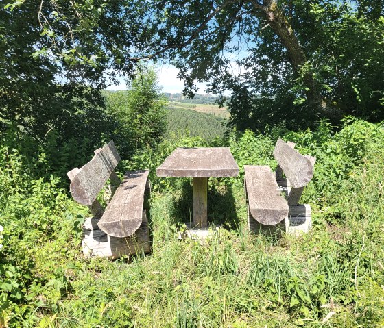 Gemütliche Sitzgruppe am Wanderweg, © Tourist-Information Islek, Ingrid Wirtzfeld