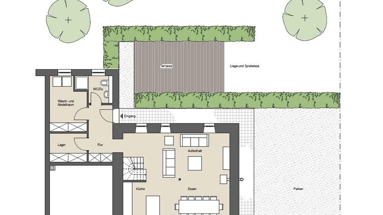 Ein Grundriss eines Hauses mit verschiedenen Räumen und einem Außenbereich. Die Fläche zeigt eine kombinierte Wohn- und Esszone sowie einen Garten mit Bäumen.