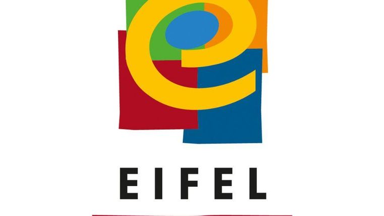 Ein buntes Logo mit geometrischen Formen und dem Text „EIFEL PRODUZENT“. Die Farben sind lebhaft und ansprechend.