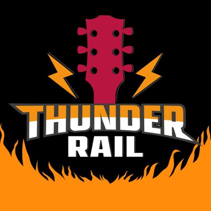 Ein kraftvolles Logo mit der Aufschrift "THUNDER RAIL". Es zeigt eine Gitarre und Blitze auf einem schwarzen Hintergrund, umgeben von Flammen.