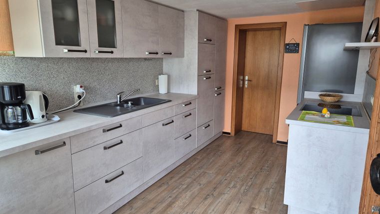 Die Küche wurde im Frühjahr 2025 erneuert. Hell, modern, mit Geschirrspüler.