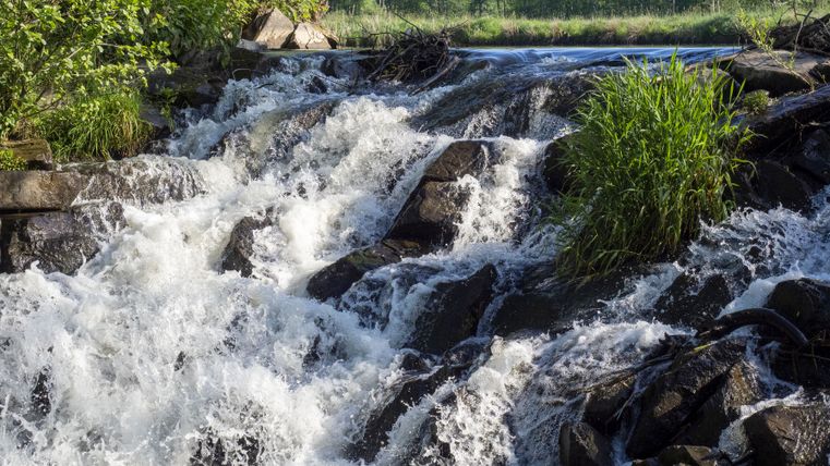Wasserfall mit See im Hintergrund