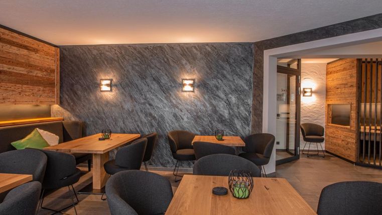 Ein gemütliches Restaurant mit Holzvertäfelungen und moderner Beleuchtung. Die Einrichtung ist schlicht und einladend, ideal für entspannte Treffen.