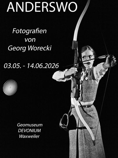 Ein Plakat für eine Fotoausstellung mit dem Titel "Zuhause". Es zeigt einen Wald und Menschen, die miteinander interagieren, und kündigt die Eröffnung am 5. Oktober 2025 an.