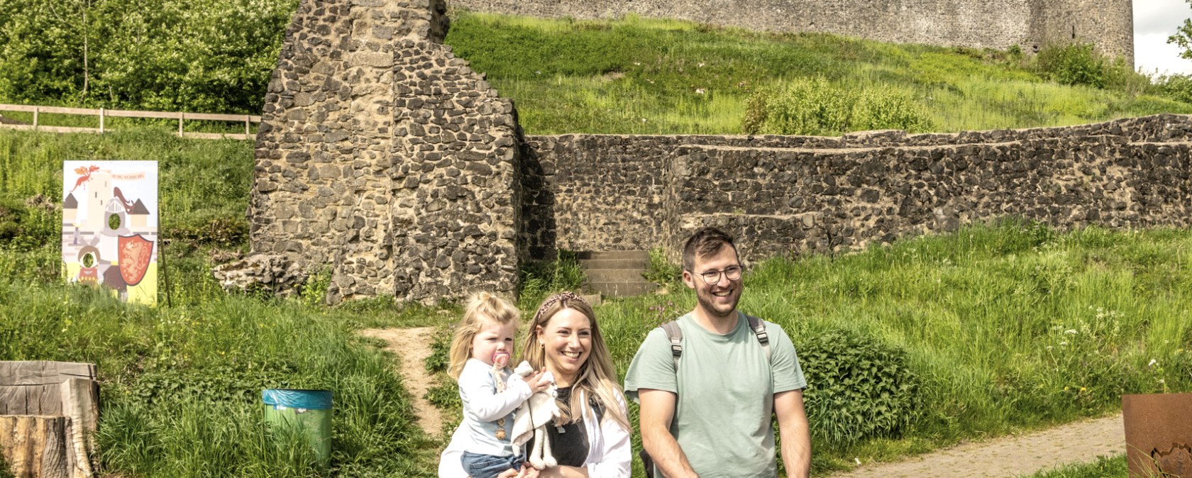 Family outing to N&uuml;rburg castle ruins, &copy; Eifel Tourismus GmbH,D.Ketz