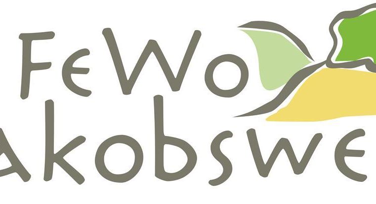 Ein Logo von "FeWo Jakobsweg" mit stilisierten Elementen. Es vermittelt einen einladenden und naturnahen Eindruck.