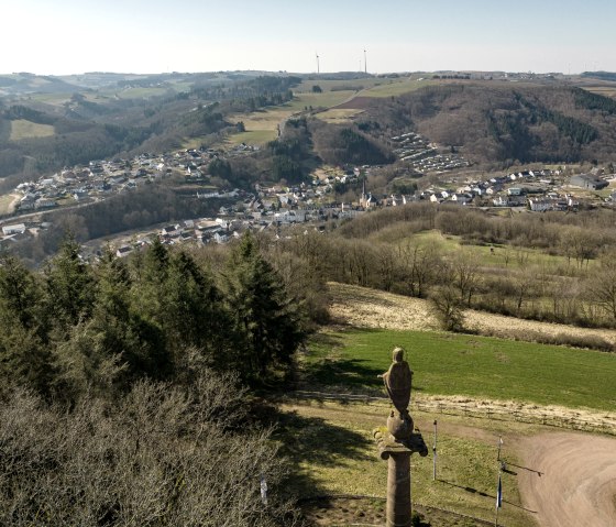 Marian column with a view of Waxweiler and the Pr&uuml;mtal valley, &copy; Eifel Tourismus GmbH, D. Ketz