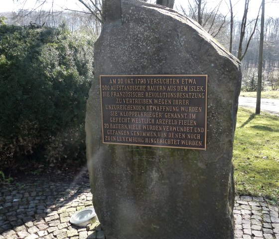 Kl&ouml;ppelkrieg-Denkmal Arzfeld (3), &copy; Tourist-Information Islek, Ingrid Wirtzfeld