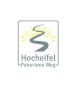 Logo des Hocheifel Panorama Wegs mit einem geschwungenen Weg und einer stilisierten Sonne im Hintergrund., © TI Hocheifel-Nürburgring