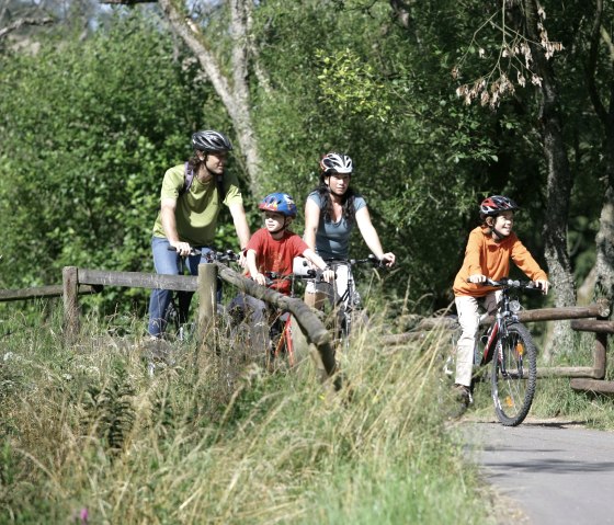 Op stap in de natuur op het Eifel-Ardennen fietspad, © Eifel Tourismus GmbH/intention