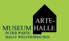 Ein Logo für das Museum in der Wartehalle Welchenhausen. Es zeigt den Namen "Arte-Halle" auf grünem Hintergrund.