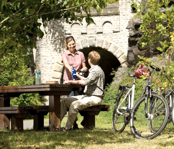 Rest along the Enz cycle path, © Eifel Tourismus GmbH/D. Ketz