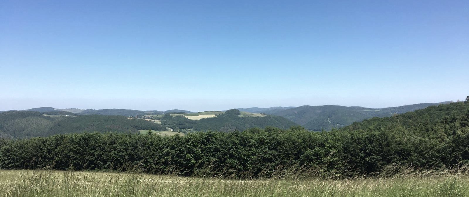 Uitzicht op het dorp Sierscheid vanaf de Winnerather Höhe, © Verbandsgemeindeverwaltung Adenau, Tourist-Information Hocheifel-Nürburgring