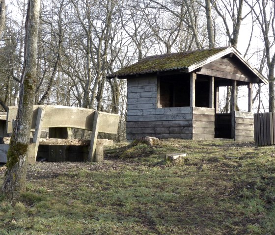 Shelter and benches at the Dinert hiking parking lot, &copy; Tourist-Information Islek, Ingrid Wirtzfeld