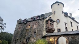 Eingang Burg Neuerburg, &copy; Felsenland S&uuml;deifel Tourismus GmbH, Anna Carina Krebs