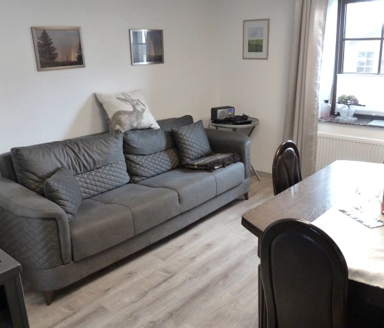 ger&auml;umiger Wohnraum mit Essplatz, &copy; Tourist-Information Islek, Ingrid Wirtzfeld