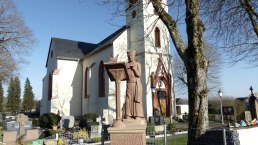 Kirche Eschfeld Statue Ch. März, © Tourist-Information Islek, Ingrid Wirtzfeld
