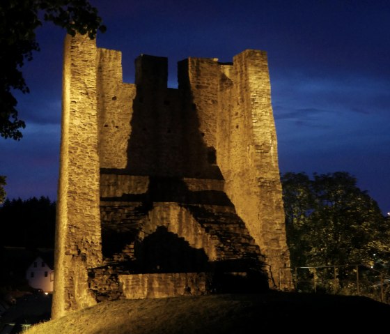 Burgruine in der Nacht
