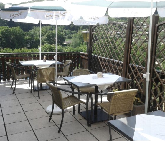 Sonnenterasse mit Panoramablick, &copy; Hotel am Schwimmbad