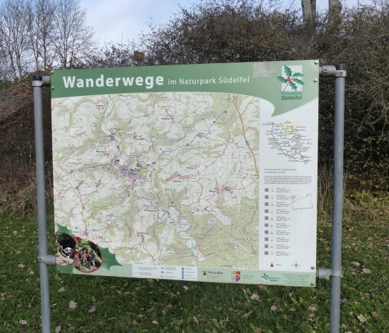 Wandelbord op de parkeerplaats in Waxweiler, © Tourist-Information Islek