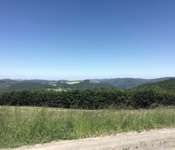 Uitzicht op het dorp Sierscheid vanaf de Winnerather Höhe, © Verbandsgemeindeverwaltung Adenau, Tourist-Information Hocheifel-Nürburgring