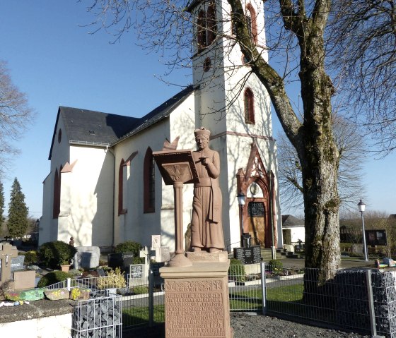 Kirche Eschfeld Statue Ch. März, © Tourist-Information Islek, Ingrid Wirtzfeld
