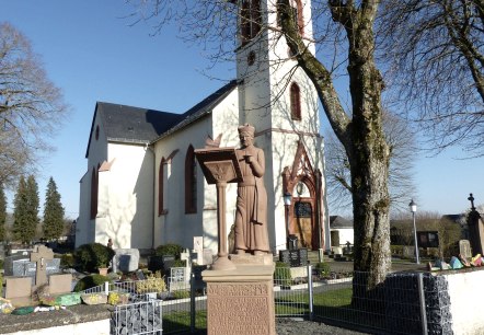 Kirche Eschfeld Statue Ch. März, © Tourist-Information Islek, Ingrid Wirtzfeld